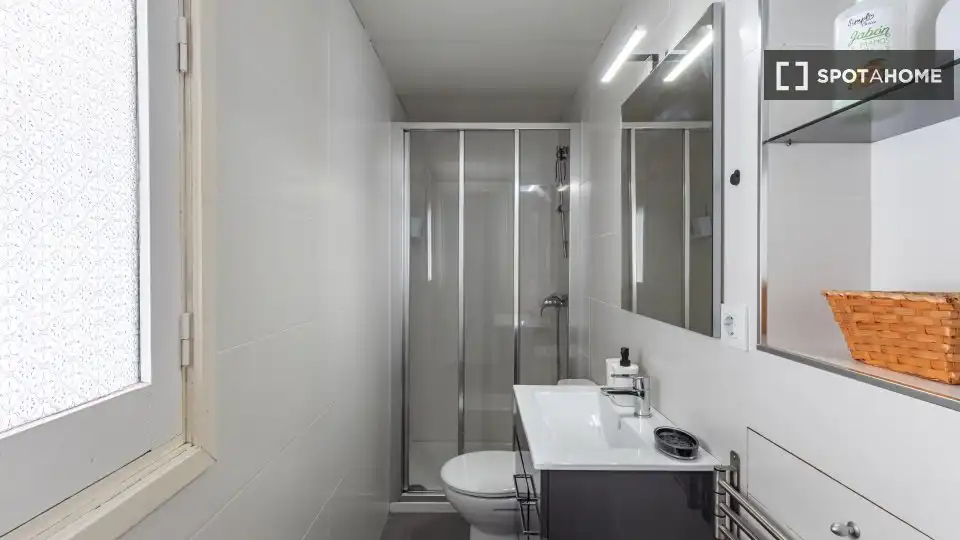 Baño de Apartamento para compartir en Granada con Aire acondicionado, Calefacción y Terraza