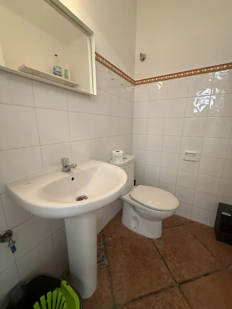 Badezimmer von Geschaftsraum zur Miete in Sant Cugat del Vallès mit Klimaanlage und Parkett