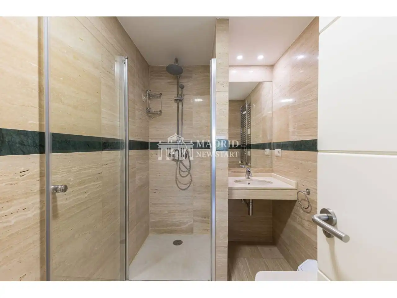 Bathroom of Flat for rent in Madrid  with Air Conditioner, Heating and Furnished