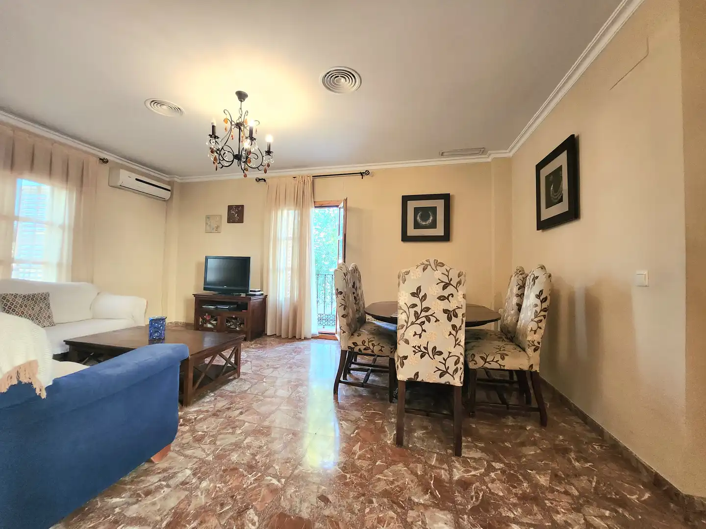 Sala de estar de Casa o chalet en venta en Alcalá de Guadaira con Aire acondicionado, Calefacción y Jardín privado