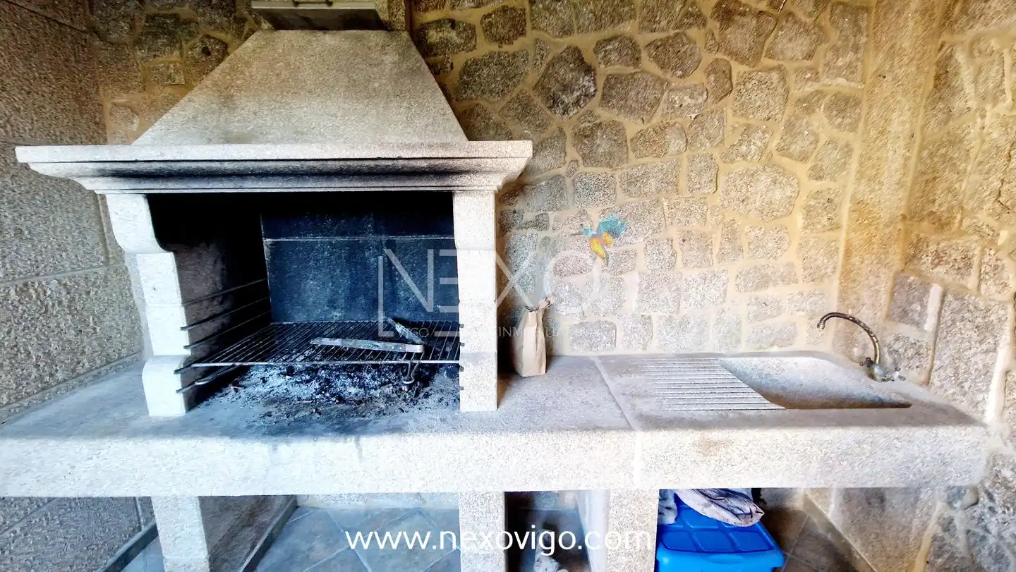 Casa adosada en venta en Cangas  con Calefacción, Trastero y Amueblado