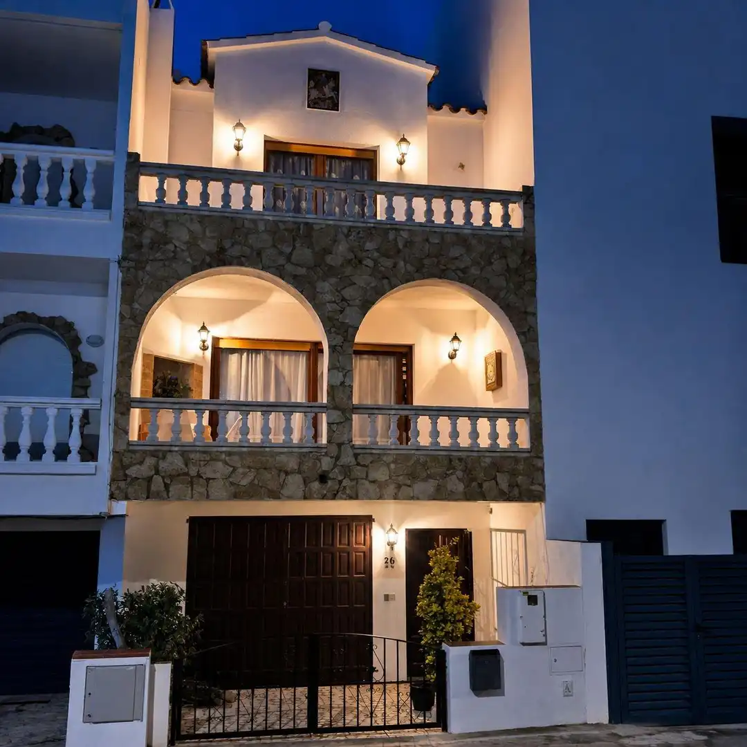 Vista exterior de Casa adosada de lloguer en Empuriabrava amb Terrassa, Moblat i Balcó