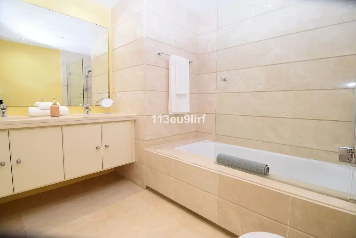 Baño de Casa adosada de alquiler en Mijas con Aire acondicionado, Calefacción y Jardín privado