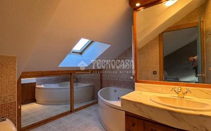 Bathroom of Single-family semi-detached for sale in San Agustín del Guadalix  with Air Conditioner, Parquet flooring and Community pool