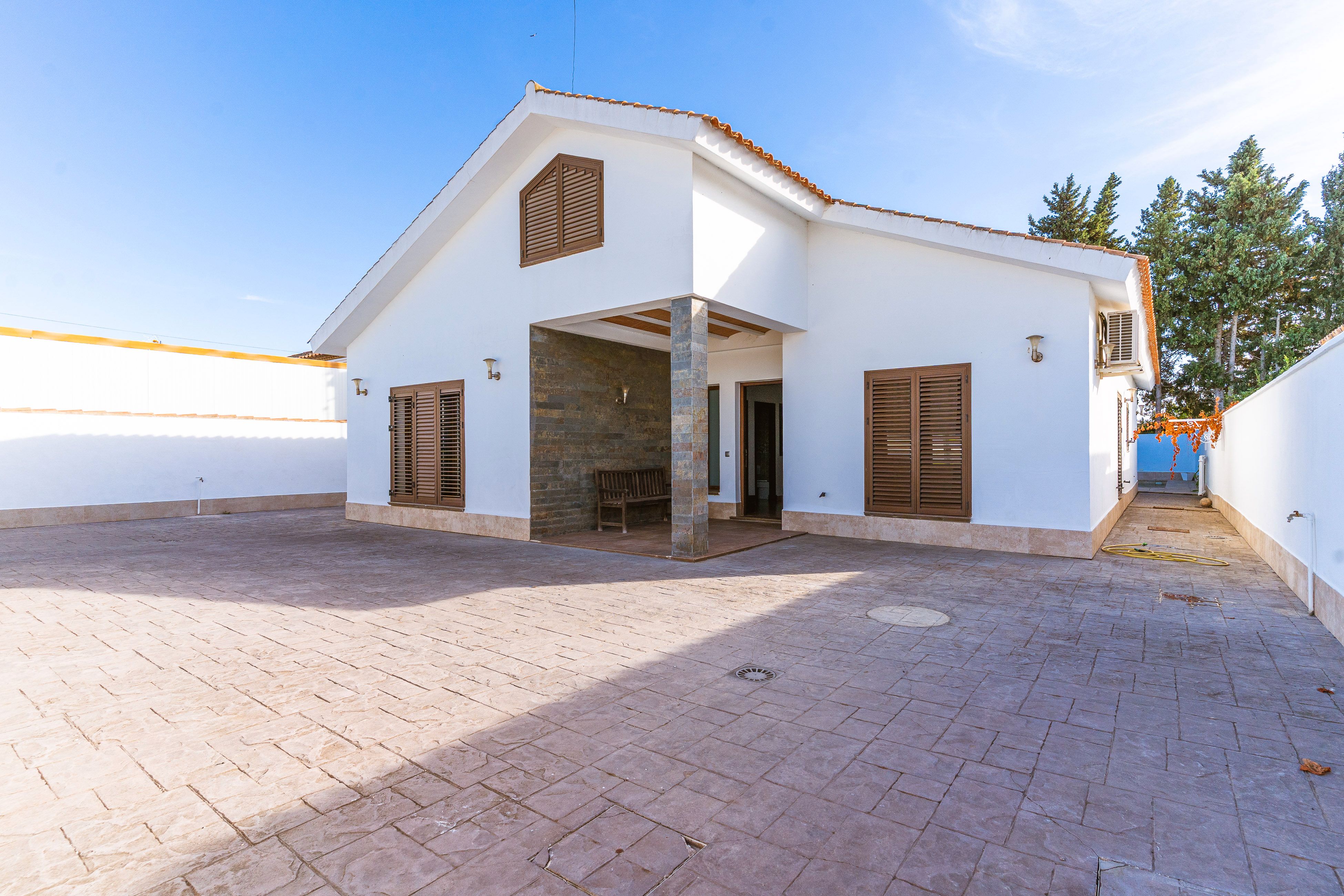 Vista exterior de Casa o chalet en venta en Chiclana de la Frontera con Jardín privado, Terraza y Piscina