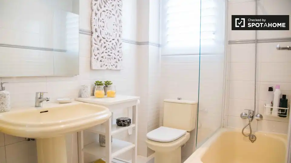 Baño de Piso de alquiler en Valencia con Aire acondicionado, Calefacción y Amueblado