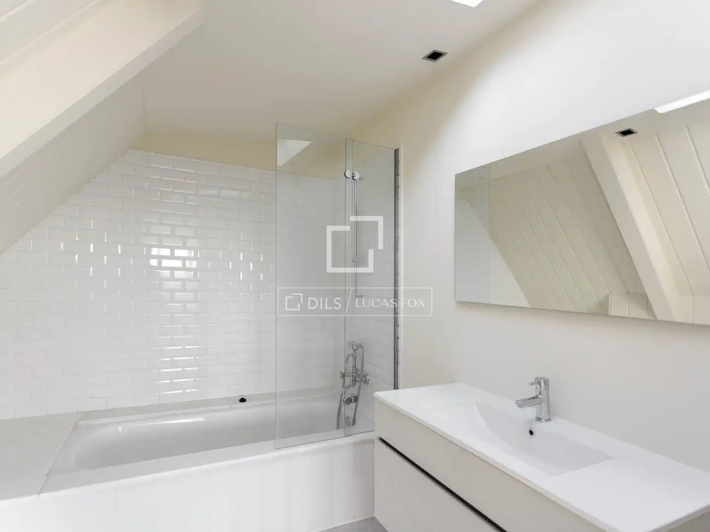 Bathroom of Attic for rent in Madrid  with Air Conditioner, Heating and Private garden