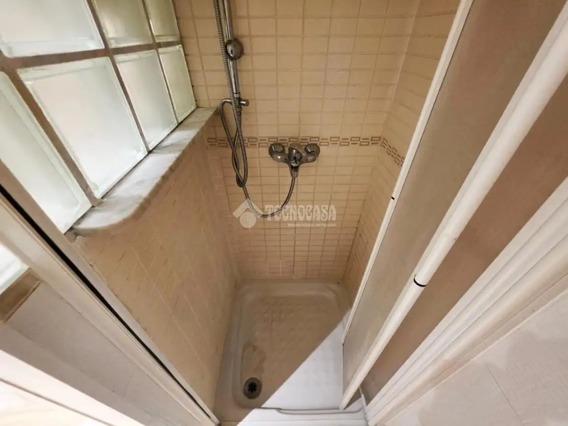 Badezimmer von Wohnung zum Verkauf in Barcelona mit Parkett