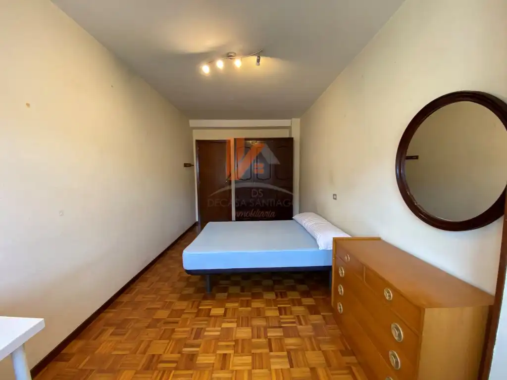 Schlafzimmer von Wohnung zur Miete in Santiago de Compostela  mit Heizung und Möbliert