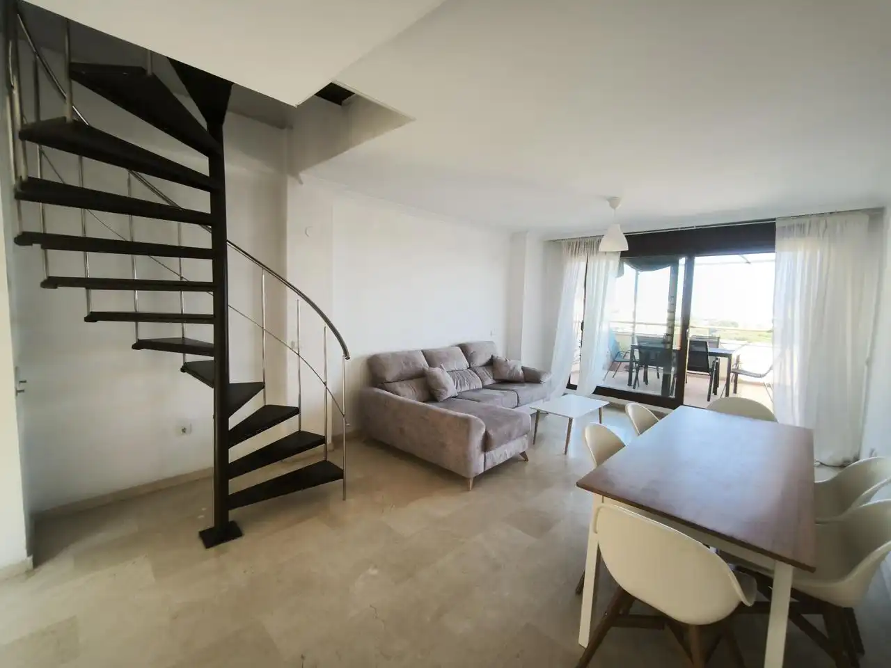 Sala de estar de Dúplex de alquiler en Benalmádena con Aire acondicionado y Terraza