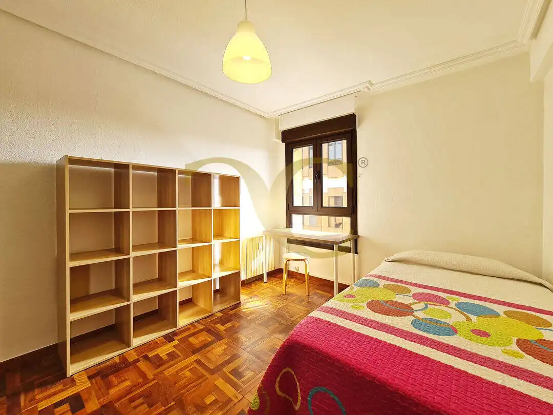 Habitación de Piso en venta en Oviedo  con Calefacción, Trastero y Amueblado