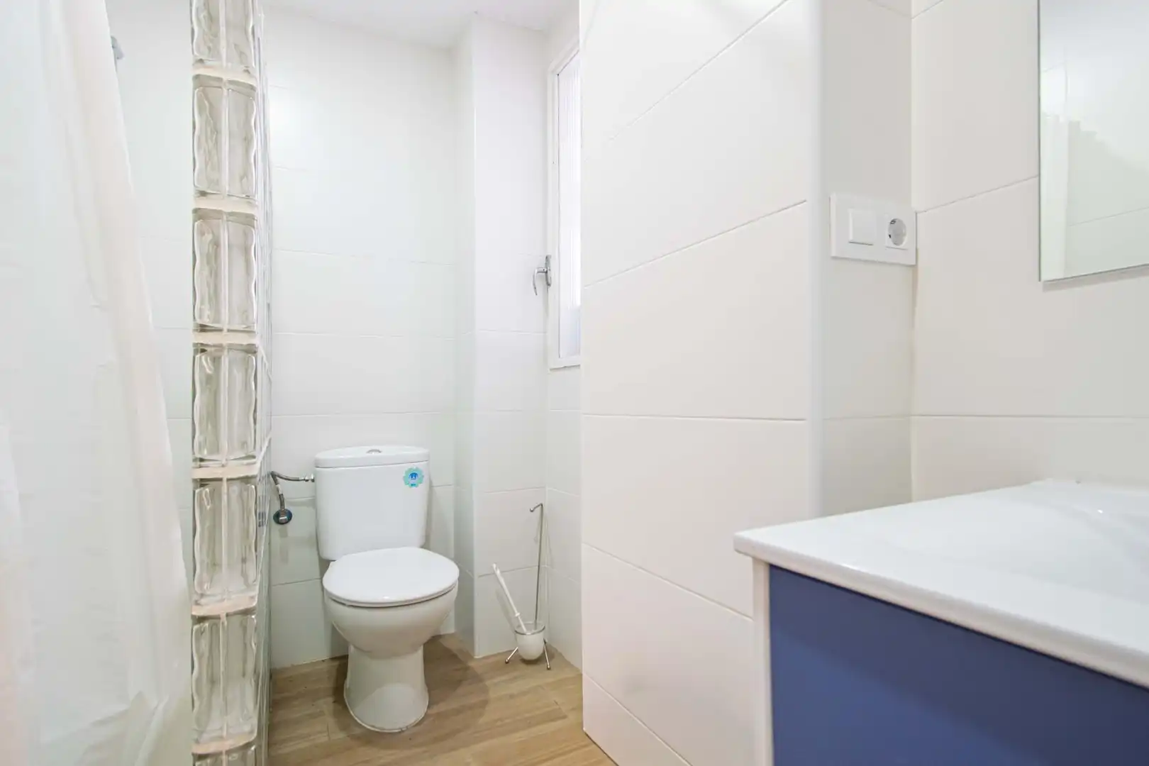 Bathroom of Flat for sale in Sevilla  with Air Conditioner, Terrace and Furnished