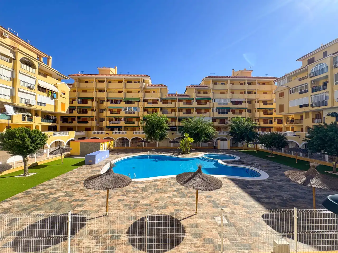 Vista exterior de Estudio en venta en Torrevieja con Calefacción, Terraza y Piscina