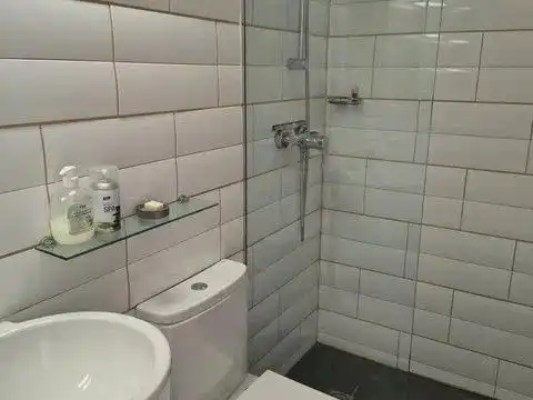 Badezimmer von Wohnungen zum Verkauf in Pals mit Heizung, Privatgarten und Terrasse