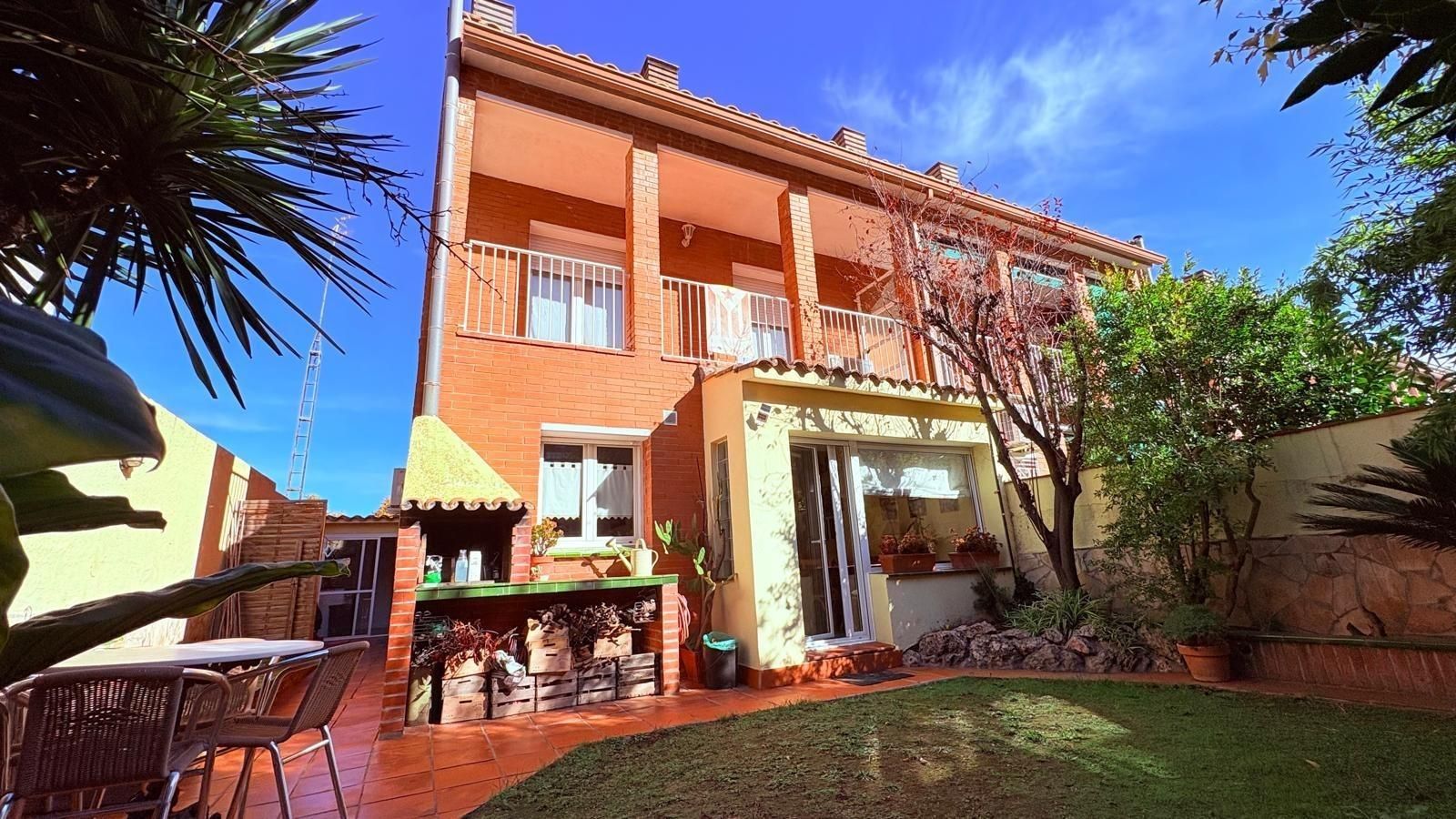 Vista exterior de Casa o xalet en venda en Sabadell amb Aire condicionat, Calefacció i Jardí privat