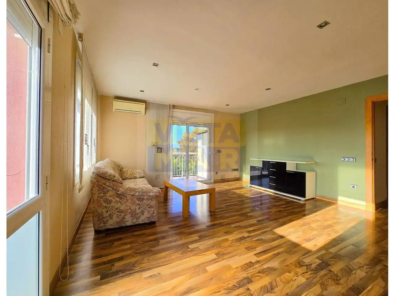 Living room of Attic for rent in Cubelles  with Air Conditioner, Heating and Parquet flooring