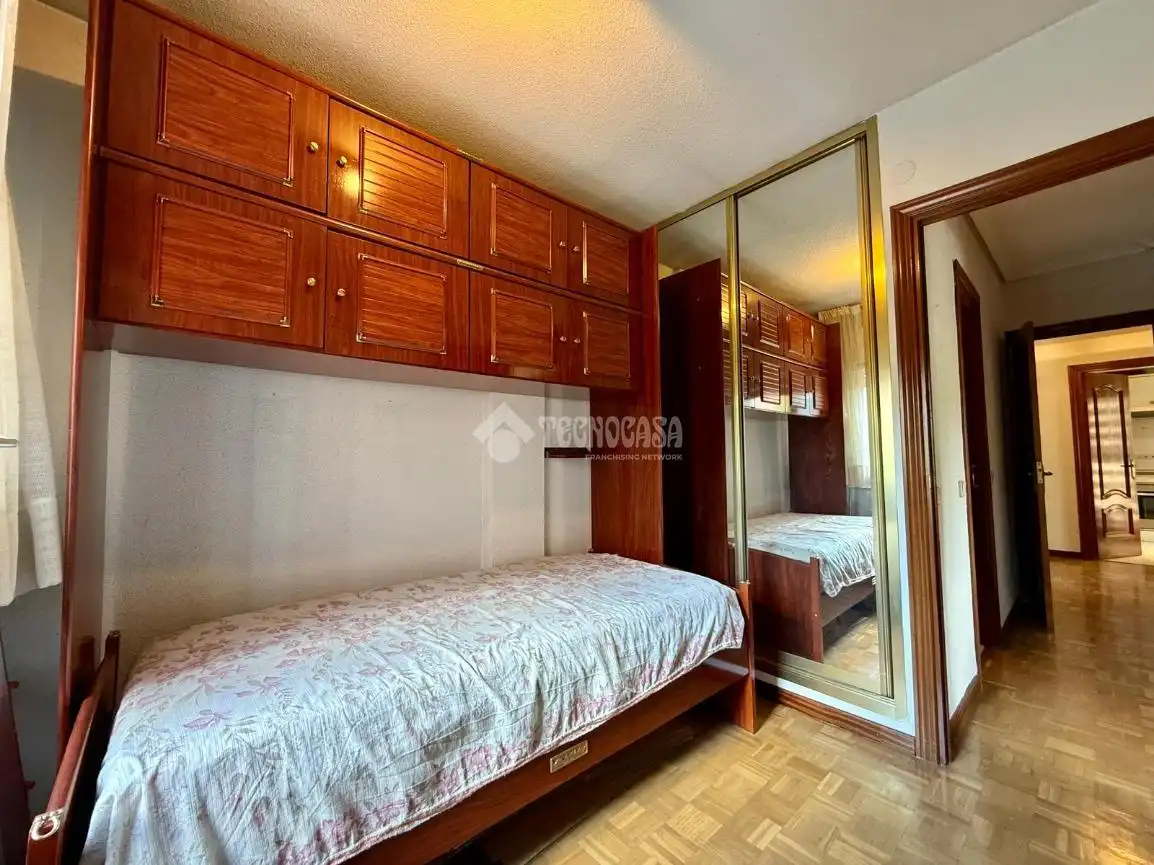 Habitación de Piso en venta en Madrid con Calefacción, Parquet y Terraza