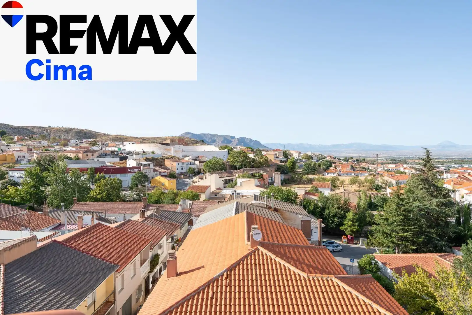 Vista exterior de Casa adosada en venda en Baza amb Aire condicionat, Calefacció i Jardí privat