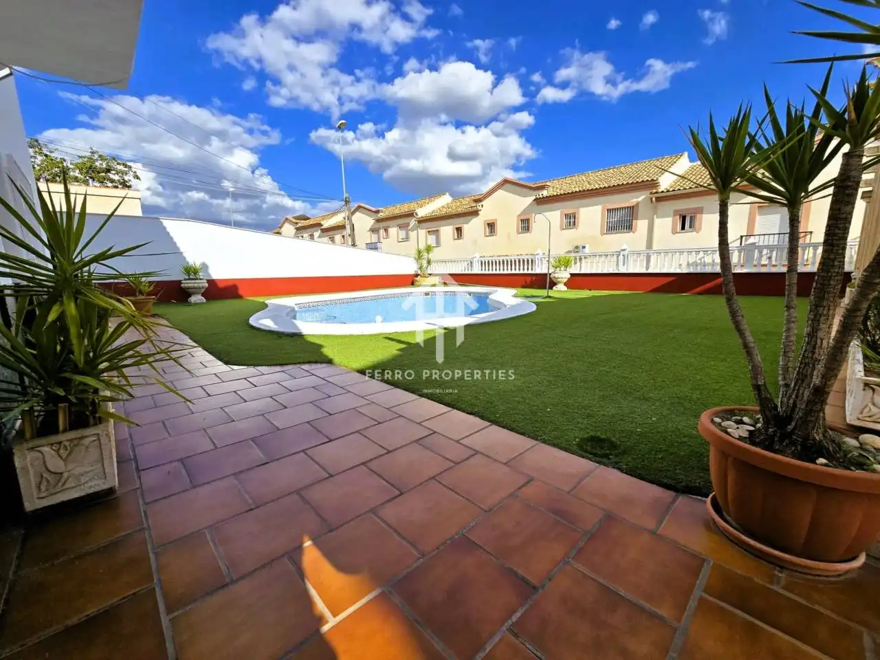 Vista exterior de Casa o xalet en venda en Loja amb Jardí privat, Terrassa i Piscina