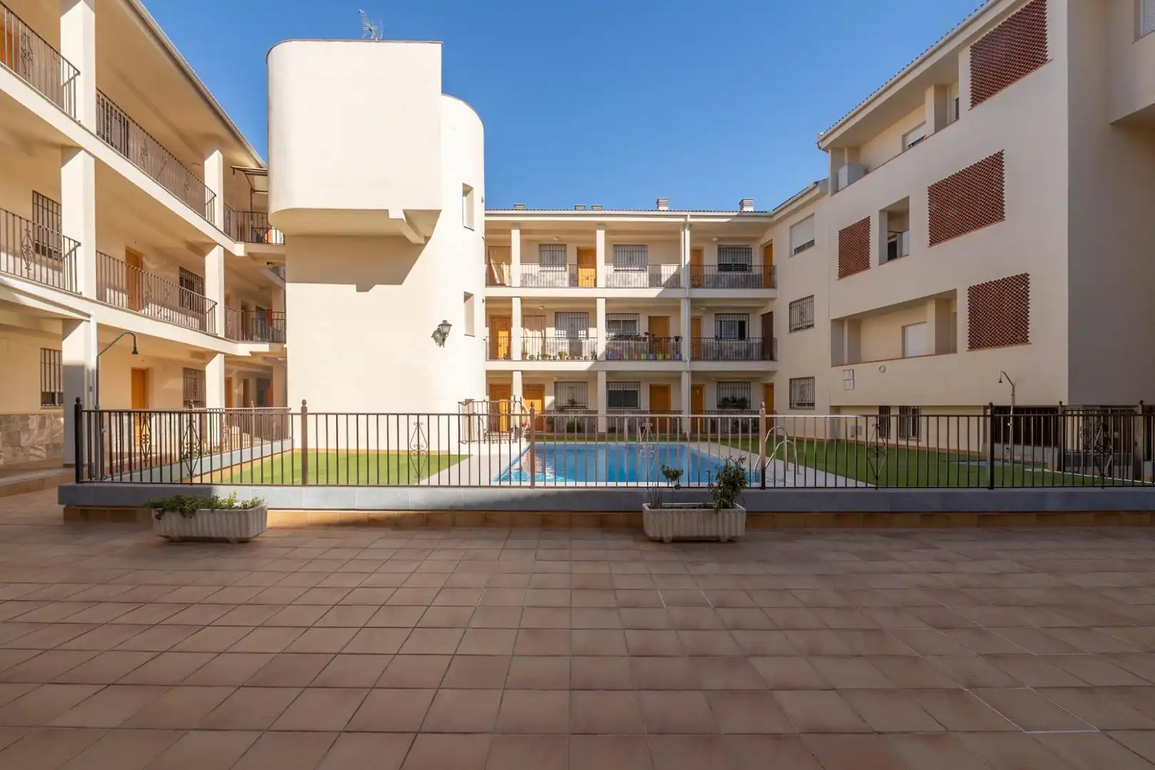 Vista exterior de Pis en venda en Churriana de la Vega amb Piscina comunitària