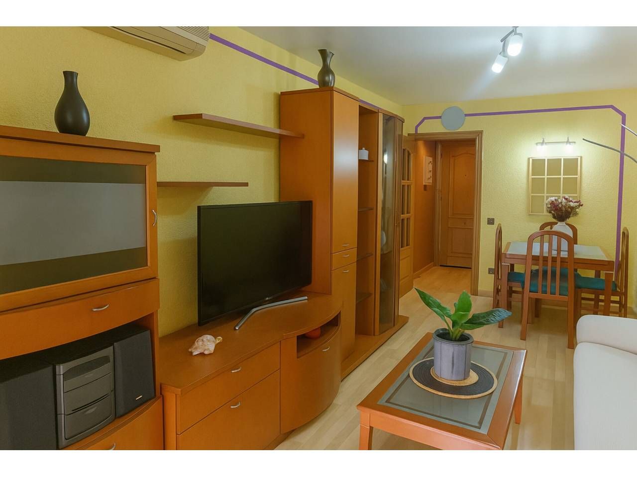 Sala d'estar de Pis en venda en Santa Coloma de Gramenet amb Aire condicionat, Parquet i Balcó