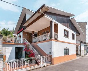 Vista exterior de Casa o xalet en venda en Salas amb Terrassa i Balcó