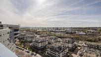 Vista exterior de Loft en venda en San Sebastián de los Reyes amb Aire condicionat, Terrassa i Piscina