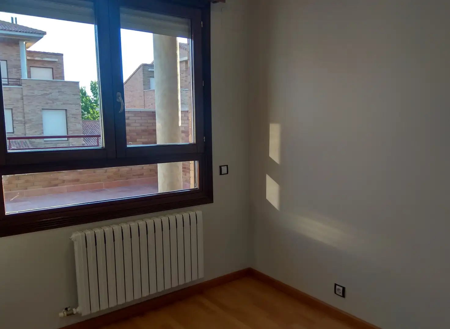Bedroom of Houses for sale in Zaragoza  with Air Conditioner, Private garden and Parquet flooring