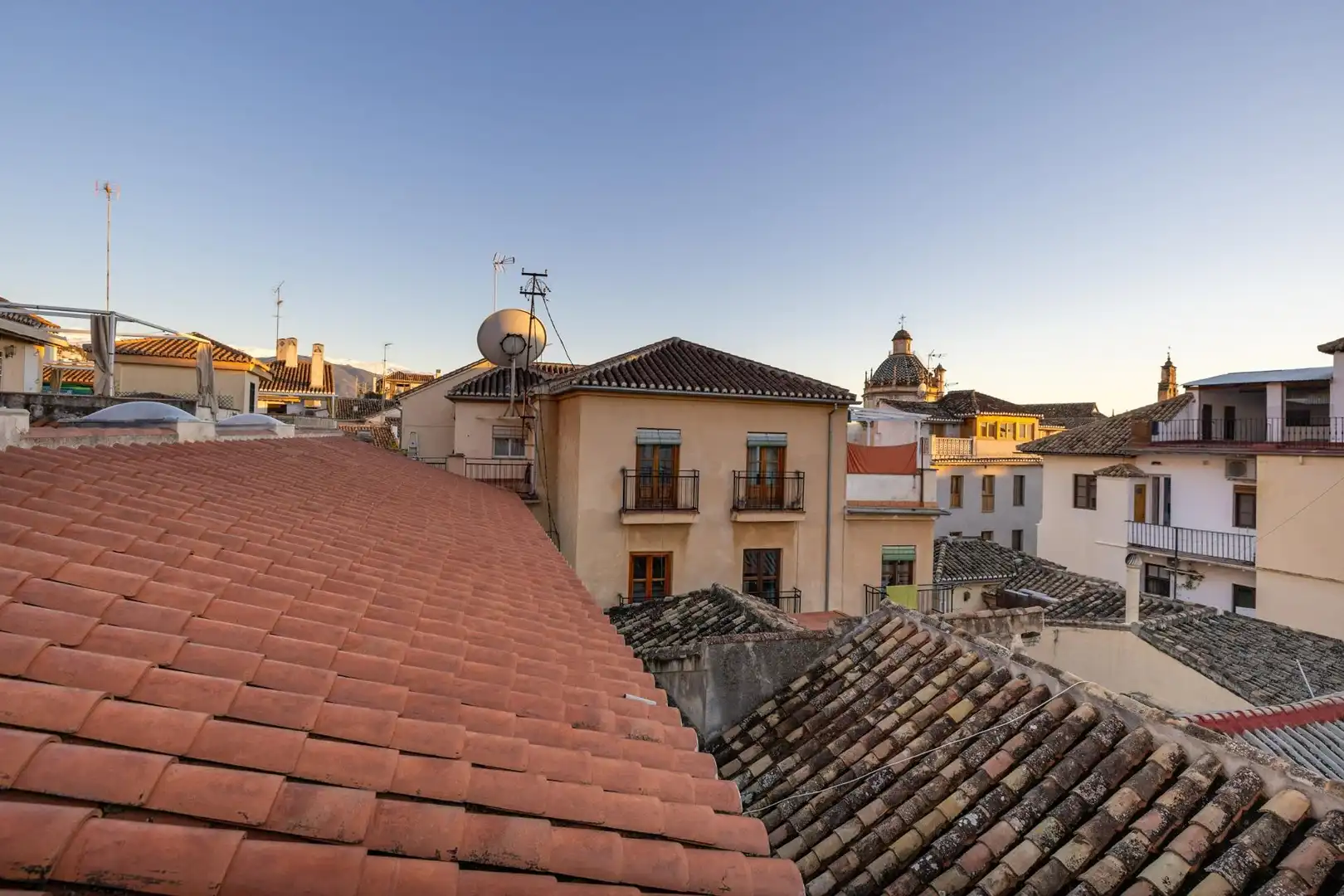 Vista exterior de Casa o xalet en venda en Granada amb Aire condicionat, Terrassa i Moblat