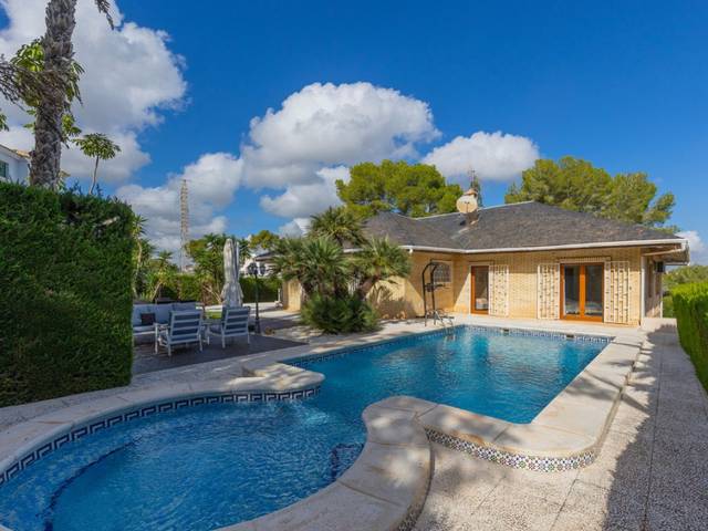 Casa-chalet en Venta en Calle Pirineus en Villamartín - Las Filipinas