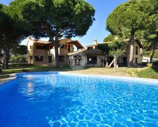 Vista exterior de Casa o xalet de lloguer en Sant Andreu de Llavaneres amb Calefacció, Jardí privat i Piscina