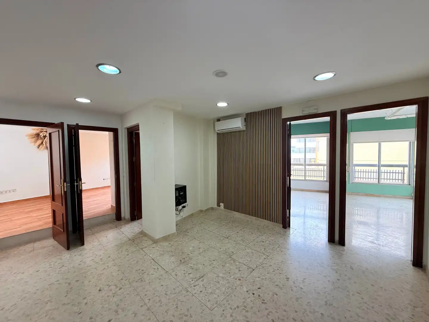 Office for rent in Marbella  with Air Conditioner and Balcony