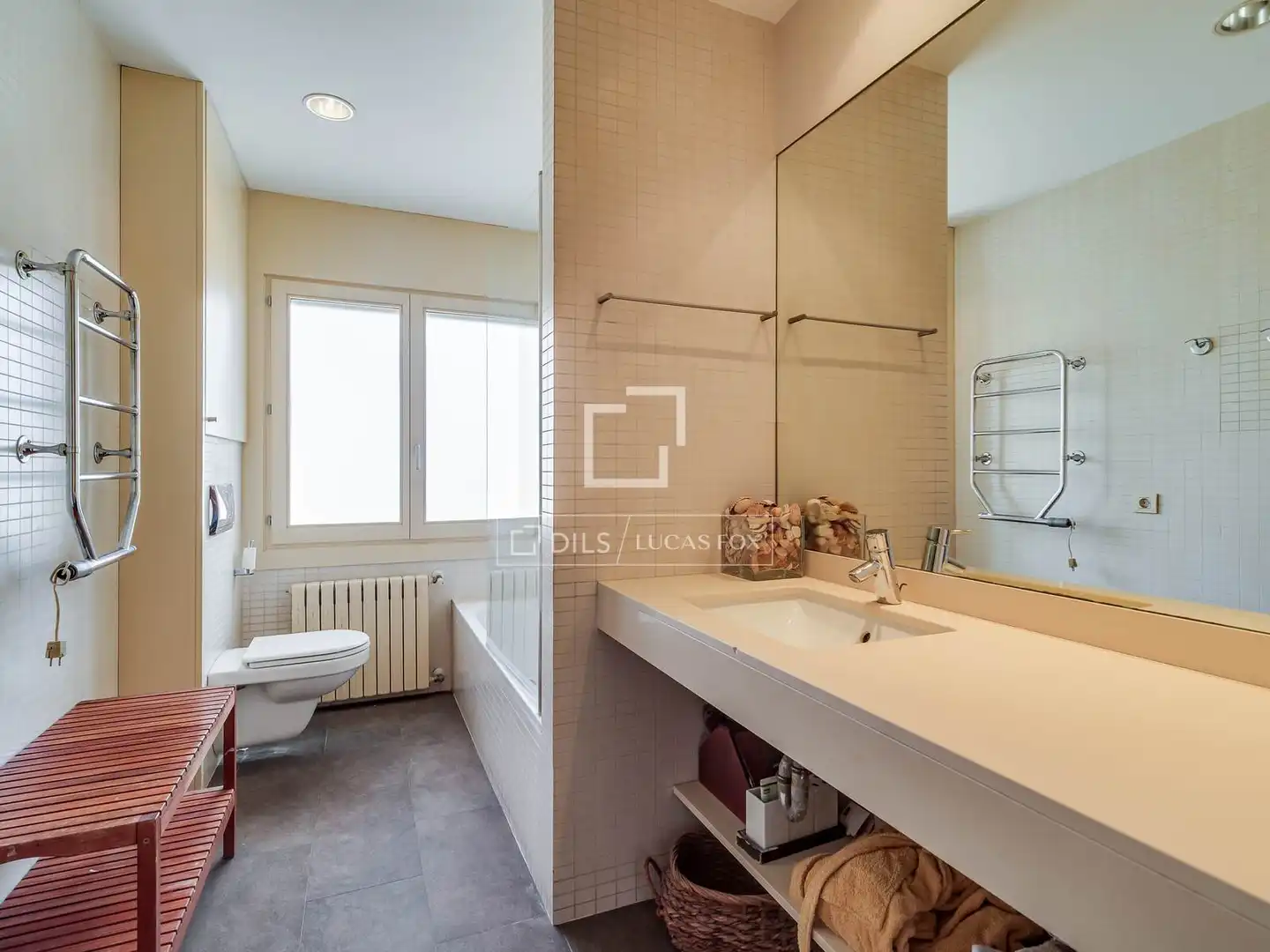 Badezimmer von Wohnung zum Verkauf in Barcelona mit Klimaanlage, Heizung und Privatgarten