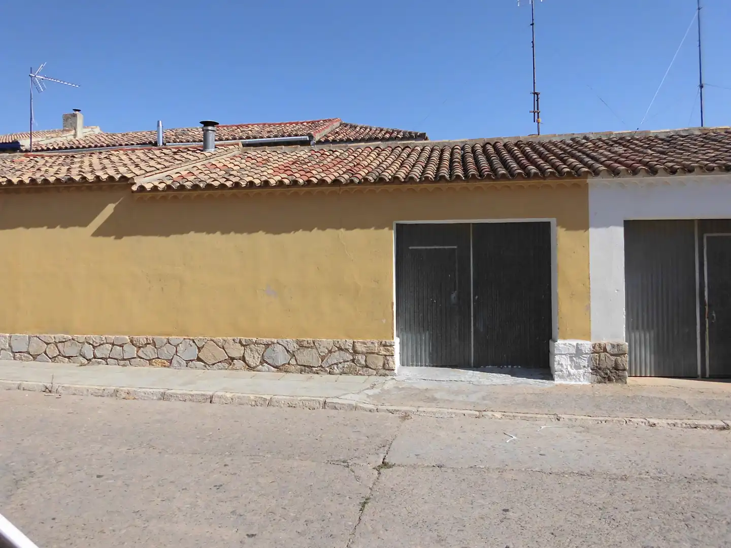 Außenansicht von Einfamilien-Reihenhaus zum Verkauf in Belchite mit Heizung, Terrasse und Abstellraum
