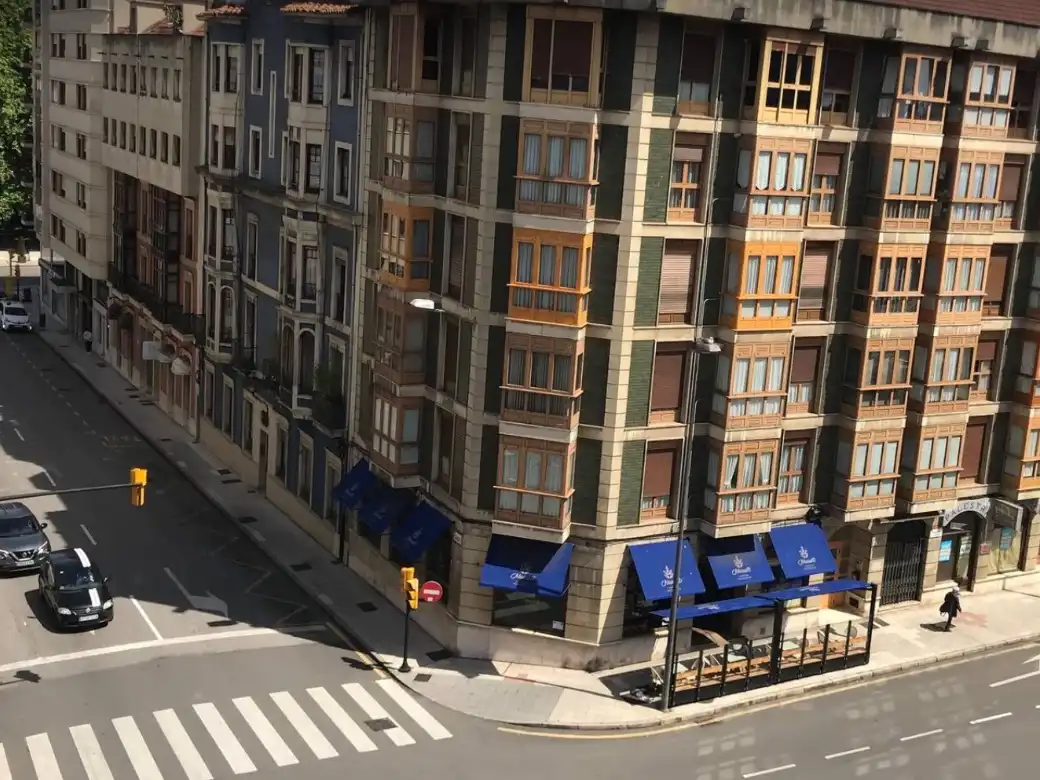 Vista exterior de Pis de lloguer en Gijón  amb Calefacció, Parquet i Moblat
