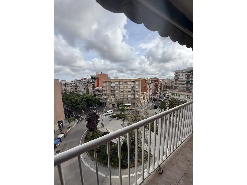 Vista exterior de Apartament en venda en L'Hospitalet de Llobregat