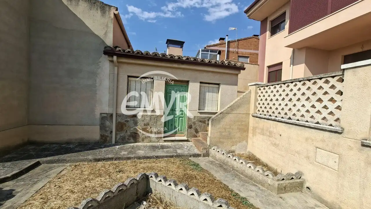 Vista exterior de Casa o chalet en venta en Coreses con Calefacción y Jardín privado