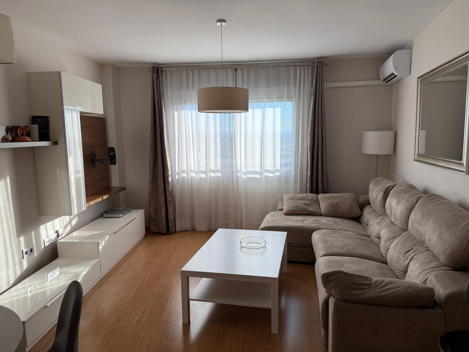 Living room of Flat to rent in  Granada Capital  with Air Conditioner, Heating and Furnished