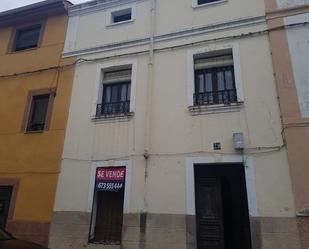 Vista exterior de Casa o xalet en venda en Arroyo de la Luz amb Jardí privat i Terrassa