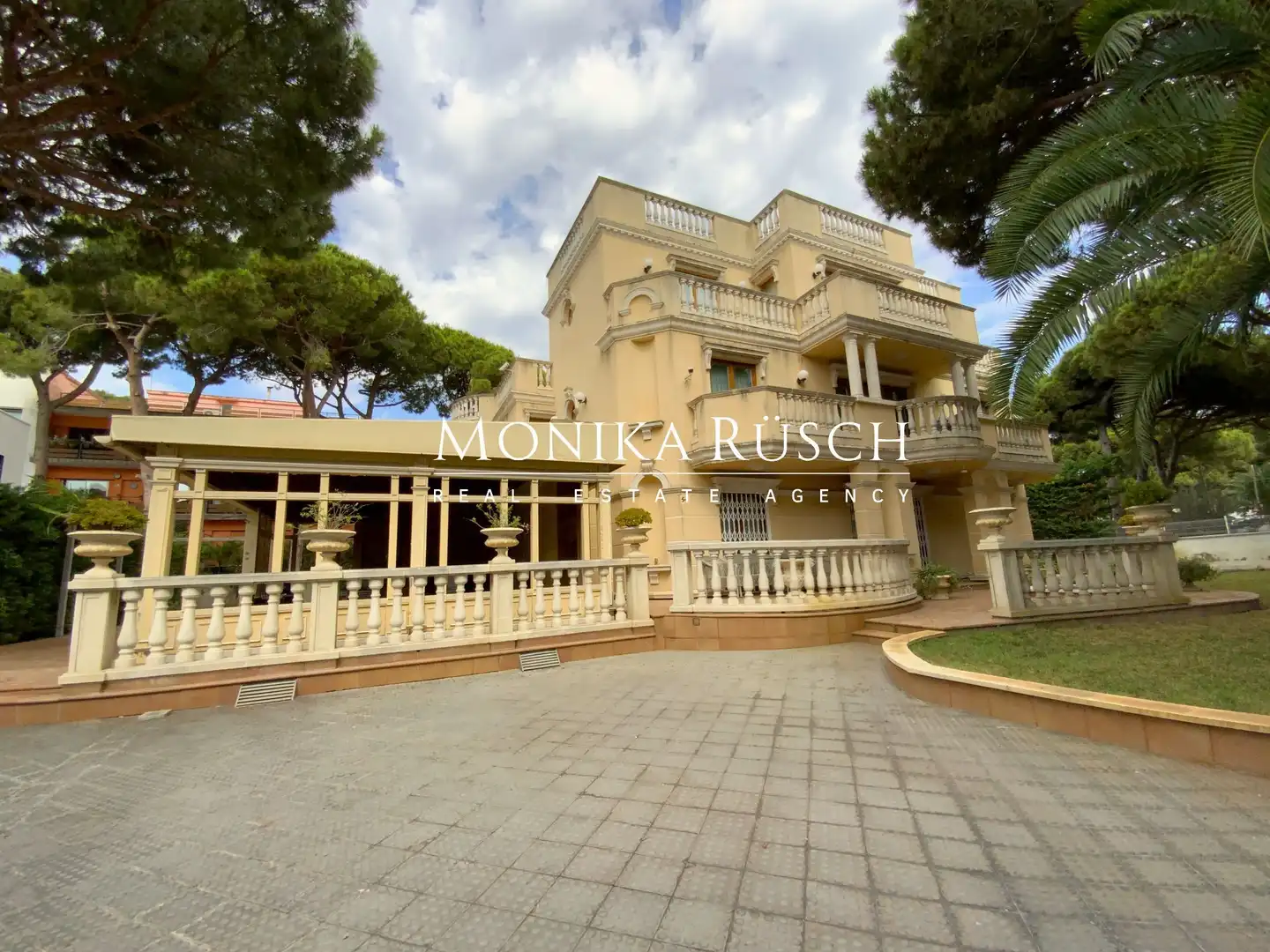 Vista exterior de Casa o xalet en venda en Castelldefels amb Aire condicionat, Calefacció i Jardí privat