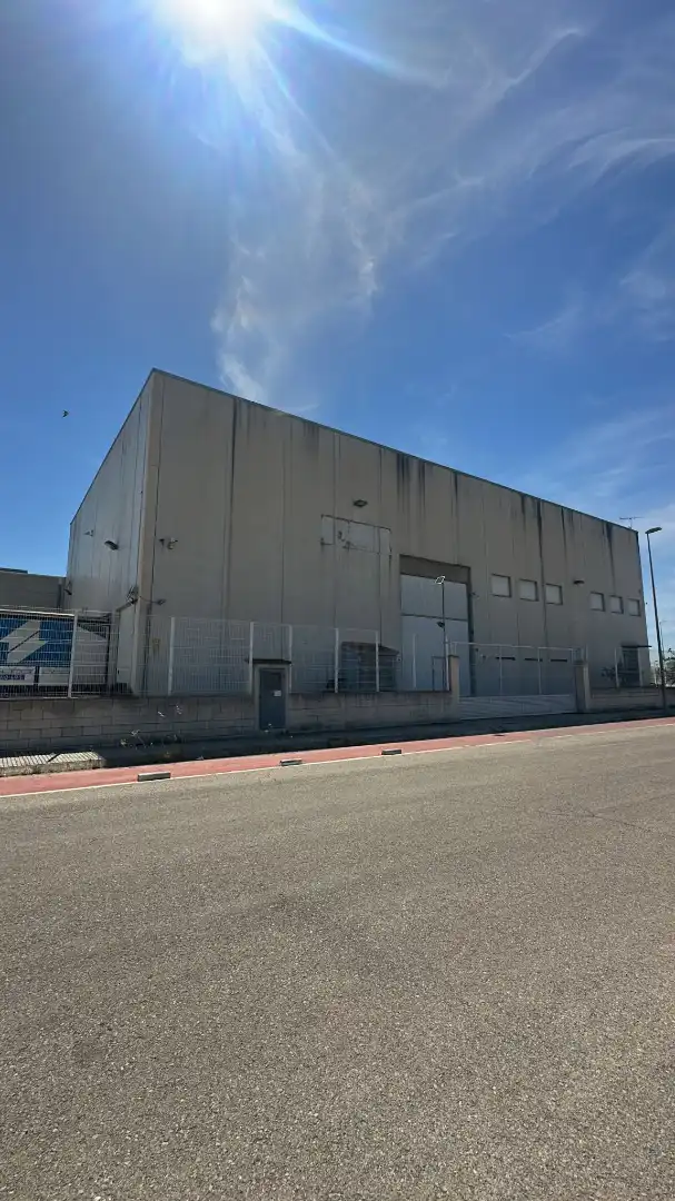 Außenansicht von Fabrikhallen zur Miete in La Pobla Llarga mit Alarm