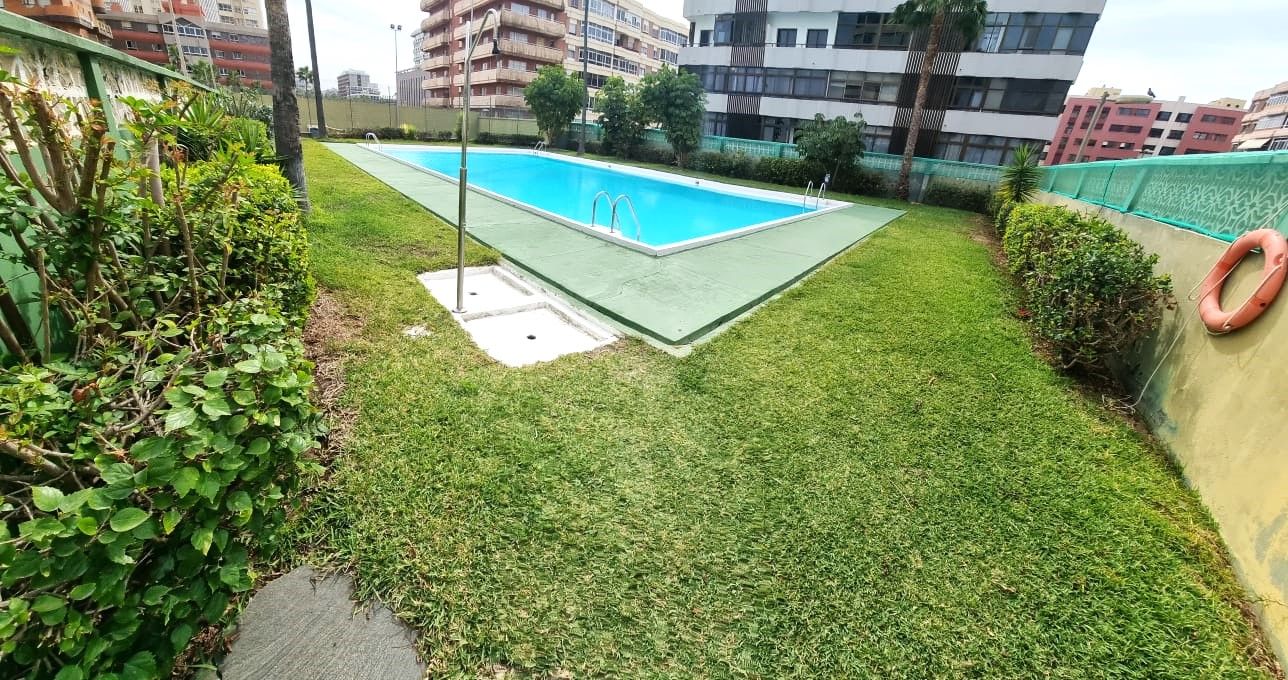 Piscina de Pis de lloguer en Las Palmas de Gran Canaria amb Forn, Microones i Piscina comunitària