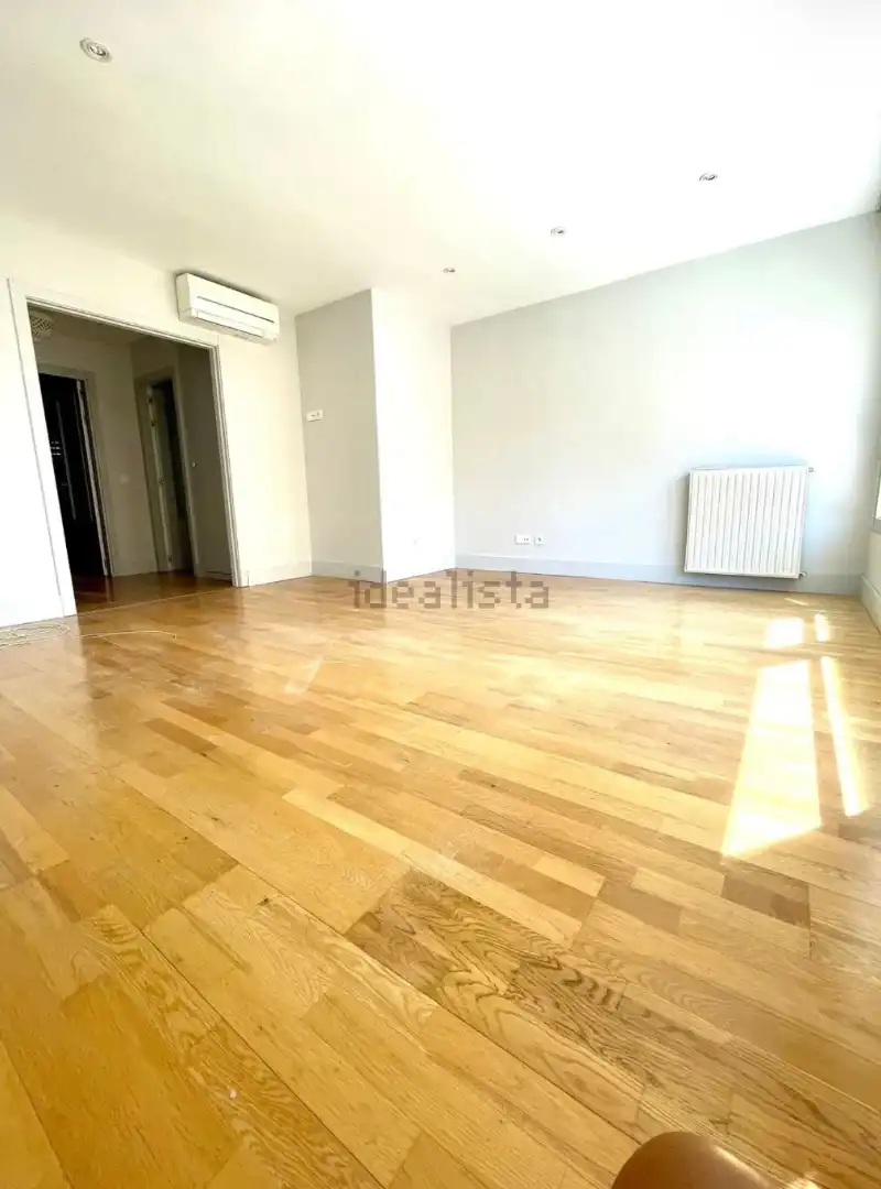 Bedroom of Flat for rent in Madrid  with Air Conditioner, Heating and Private garden