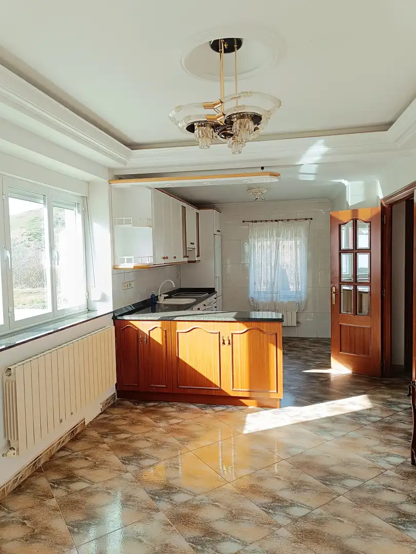 Cuina de Casa o xalet en venda en Barruelo de Santullán amb Calefacció, Parquet i Terrassa