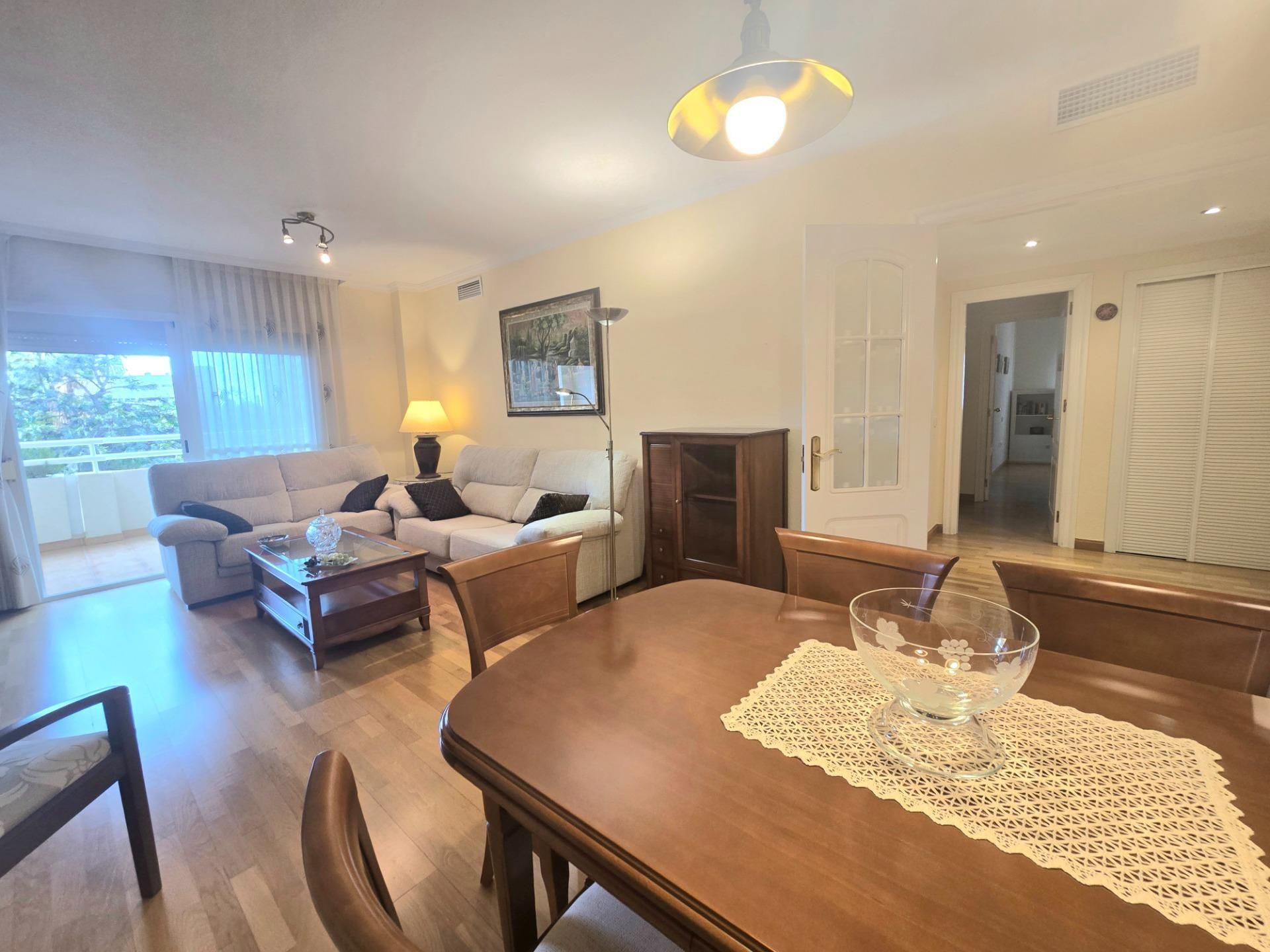 Sala d'estar de Pis de lloguer en Torremolinos amb Aire condicionat, Jardí privat i Parquet