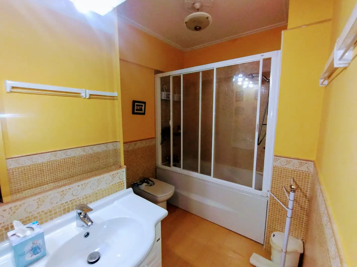 Bathroom of Flat for rent in Santiago de Compostela   with Heating, Furnished and Oven