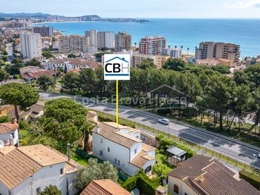 Casa con jardín en venta en Carrer Fragata