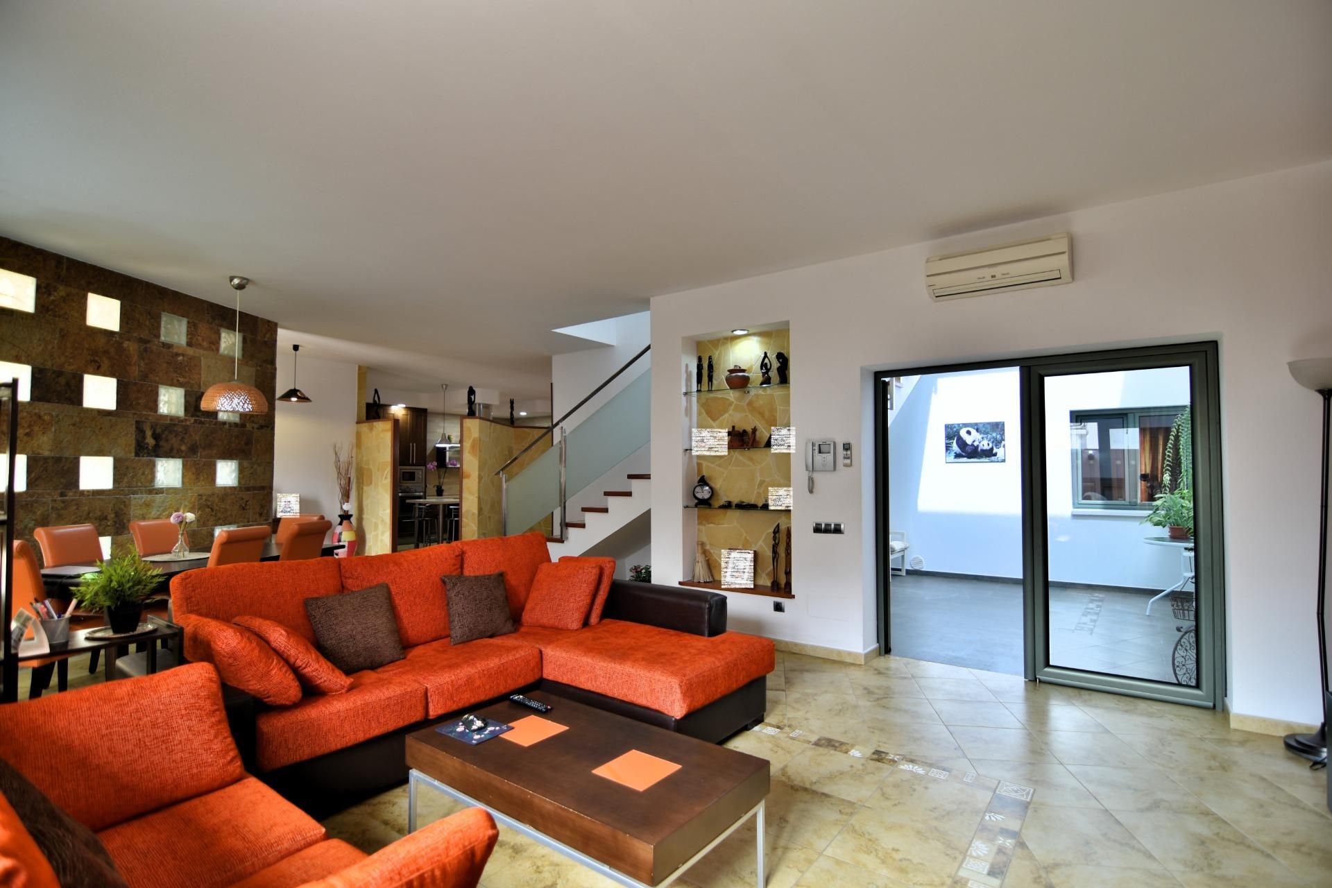 Living room of Single-family semi-detached for sale in Santa Lucía de Tirajana  with Air Conditioner, Private garden and Terrace