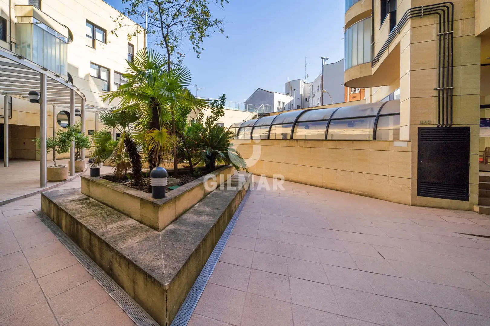 Vista exterior de Pis en venda en Madrid amb Calefacció, Jardí privat i Traster