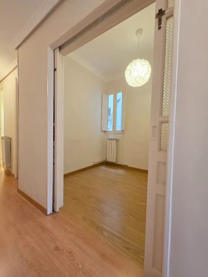 Schlafzimmer von Wohnung zur Miete in Madrid mit Heizung, Parkett und Balkon